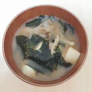 舞茸と豆腐とわかめのお味噌汁